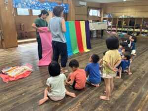 年長の子どもたち・あこがれの縄跳び編み