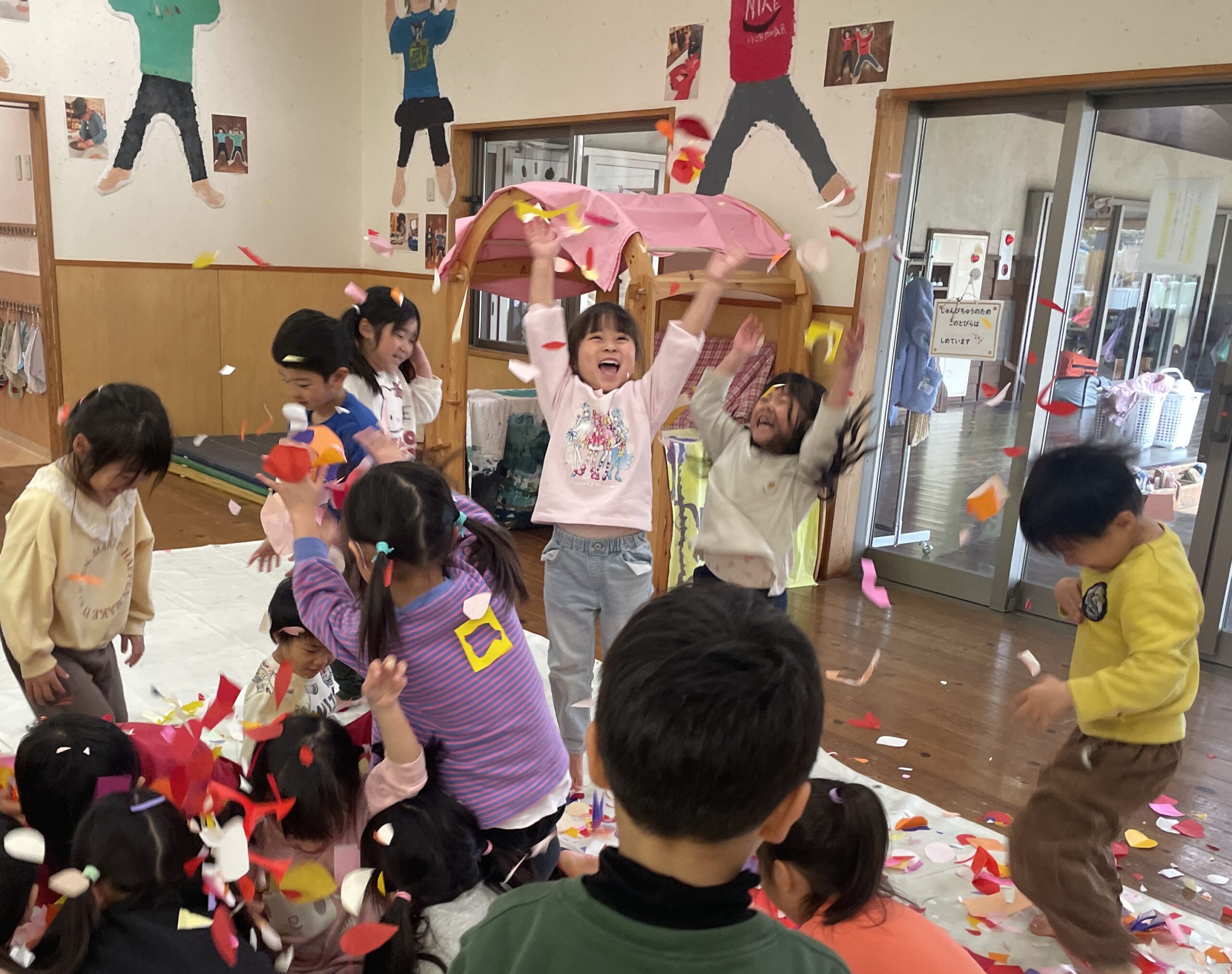 4歳ほし組　風のアトリエ　はなびらひらひら