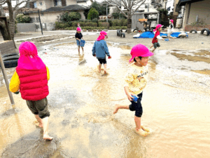 ３歳つき組　雨上がりの園庭には…